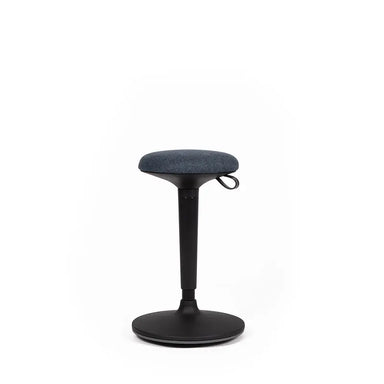 Ein ergonomischer Sitzhocker im dunkelblau