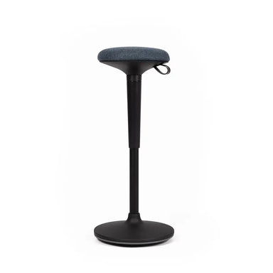Ergonomischer Stehhocker mit rundem, dunkelblauen Stoffbezug, höhenverstellbarer schwarzer Mittelsäule und flachem, rundem, schwarzem Fuß