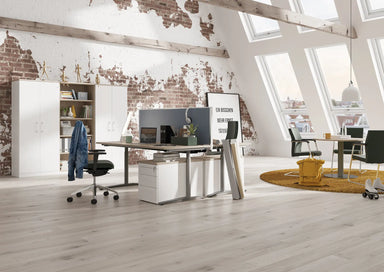 Bürokomposition mit 5 OH Schrank in lichtgrau, höhenverstellbarem Schreibtisch mit Holzplatte und Rollcontainer