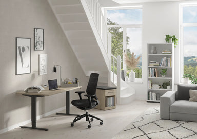 Modernes Heimbüro mit ergonomischen Büromöbeln: höhenverstellbarer Schreibtisch, bequemer Bürostuhl, Regal und Stauraum, in einem hellen Raum mit Treppe